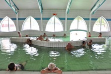 Polokrytý termálny bazén, termální koupaliště Veľký Meder